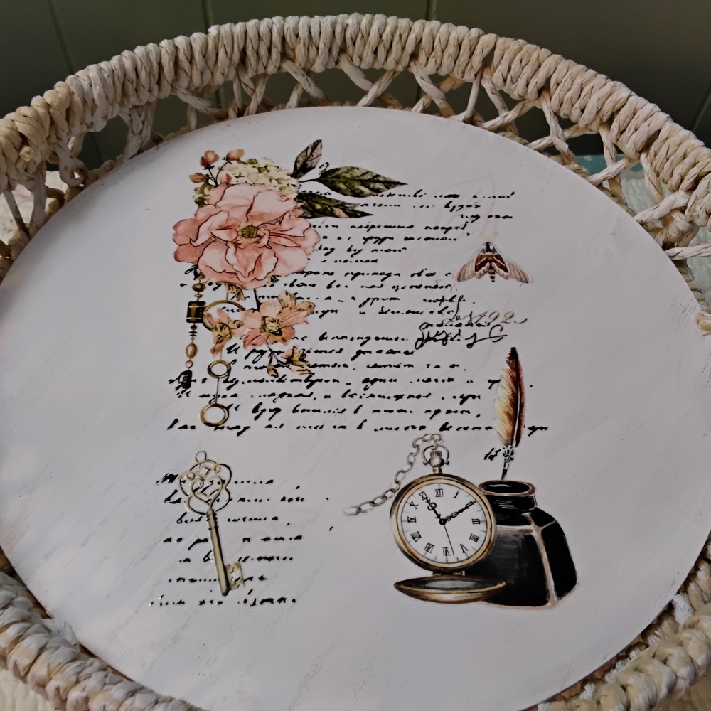 Vintage-Inspired White Woven Tray with Floral Design - Picture 2 of 4